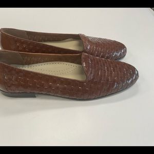 NWOB Women’s Liz Trotters Brown Woven Leather Loafers Size 6 Narrow